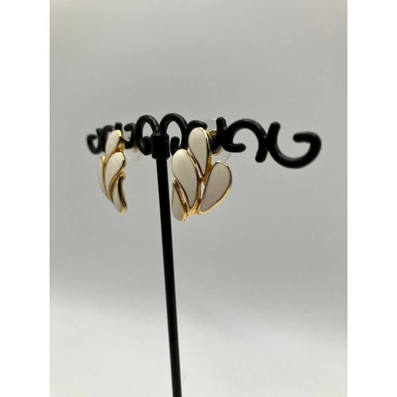 Vintage FM 1980s Gold-Tone White Enamel Leaf 7/8 Inch Earrings! - Picture 4 of 9